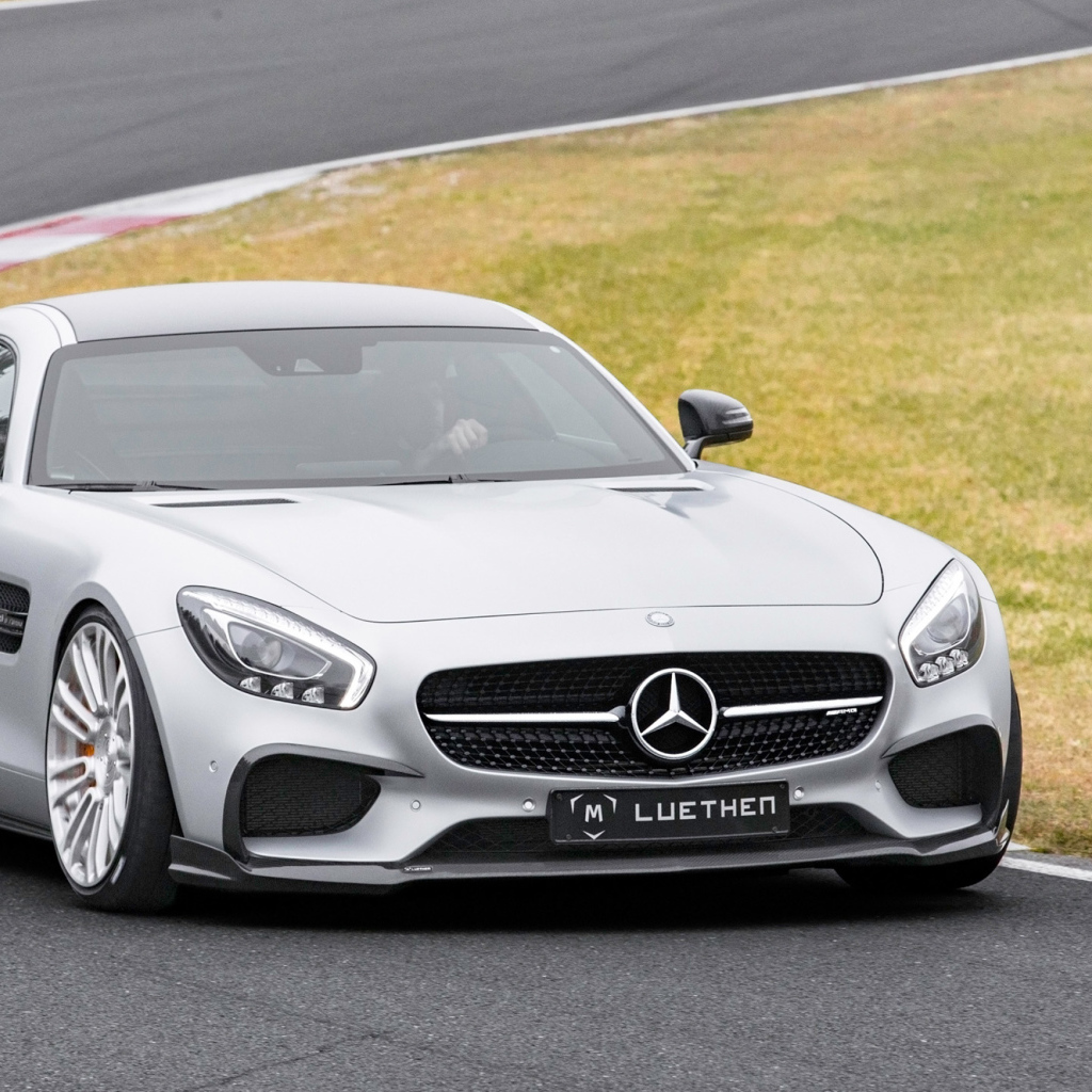 Серебристый автомобиль Mercedes-AMG GT на трассе