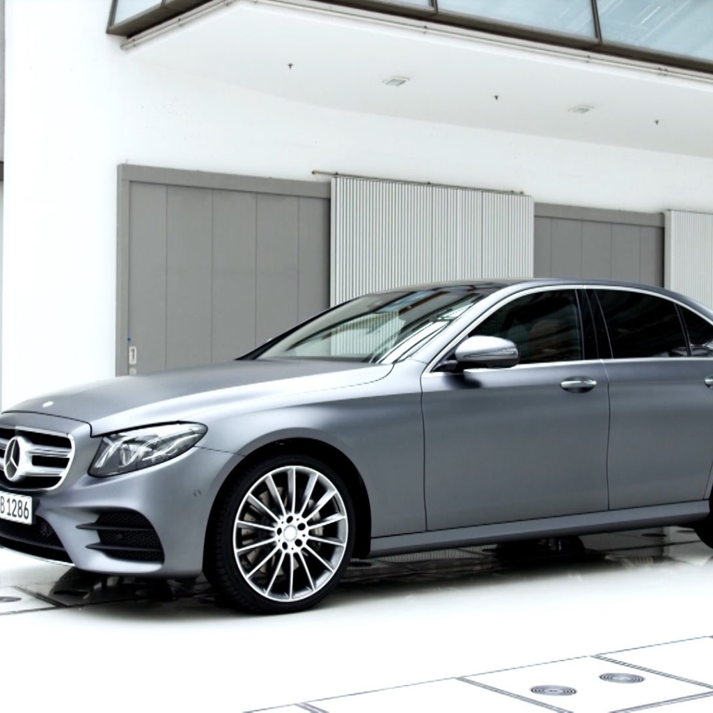 Серебристый Mercedes-Benz E-Class 2017 года 