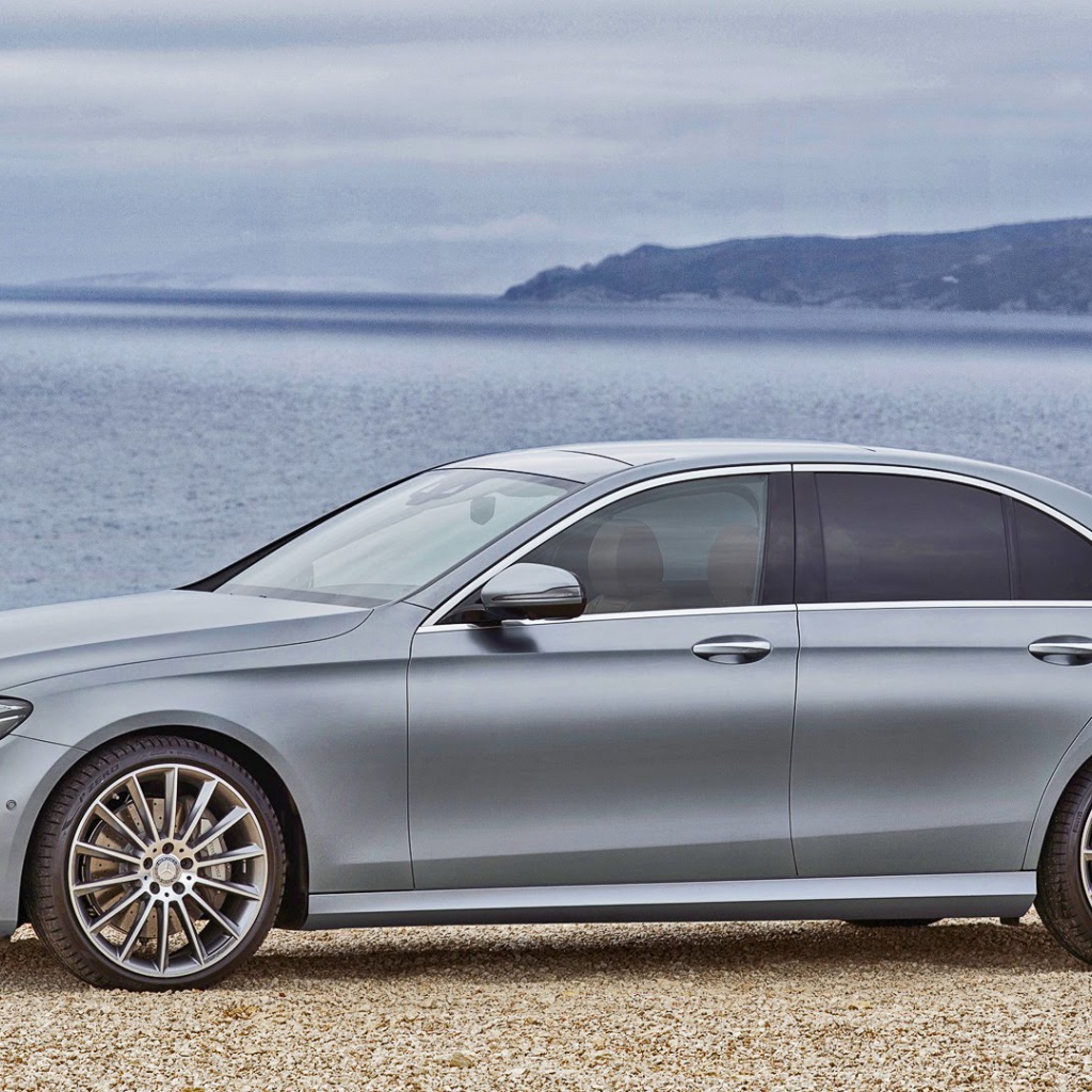 Серебристый Mercedes E-Class AMG Line 2017 года 