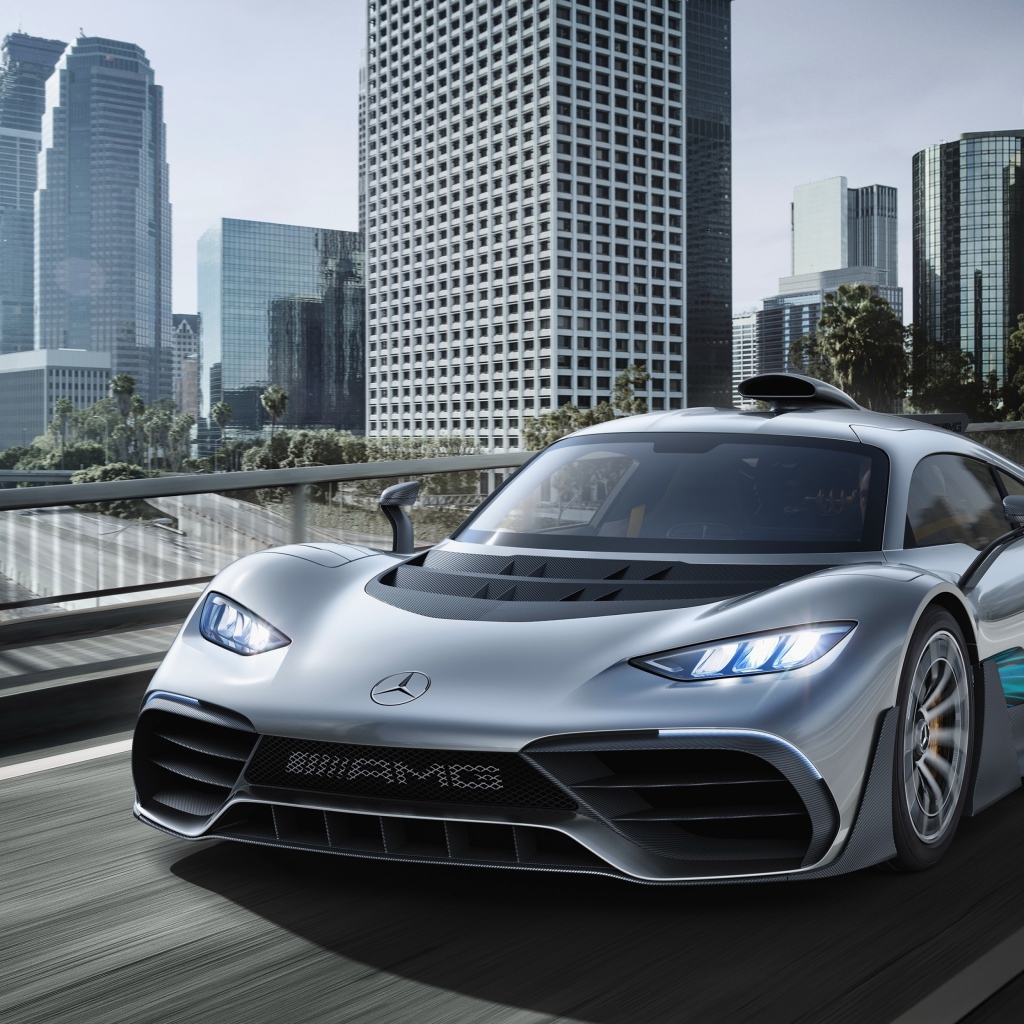 Серебристый спортивный автомобиль Mercedes-AMG Project One на фоне города