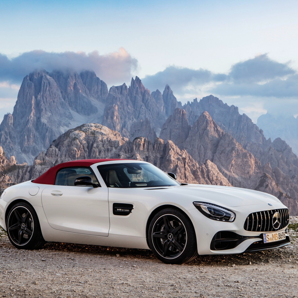 Стильный автомобиль Mercedes-AMG GT Roadster на фоне гор 