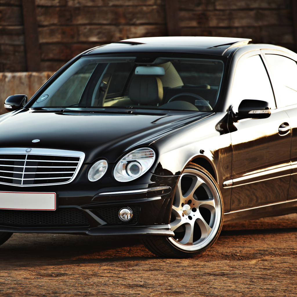 Стильный красивый черный автомобиль Mercedes-Benz