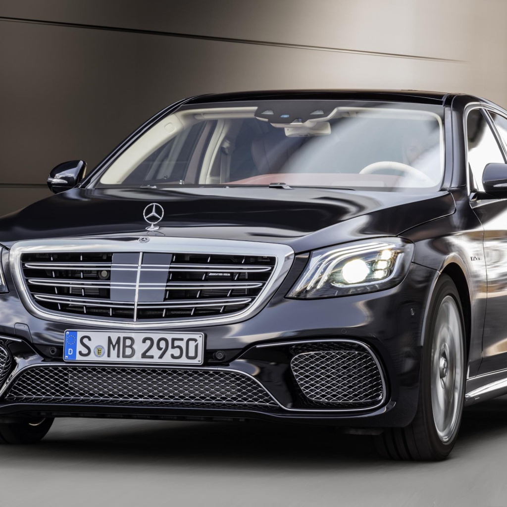 Стильный черный автомобиль Mercedes-Benz S-Class, 2018