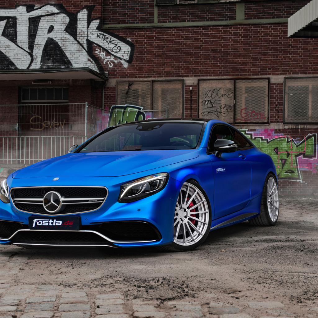 Стильный синий автомобиль Mercedes-Benz S63 AMG