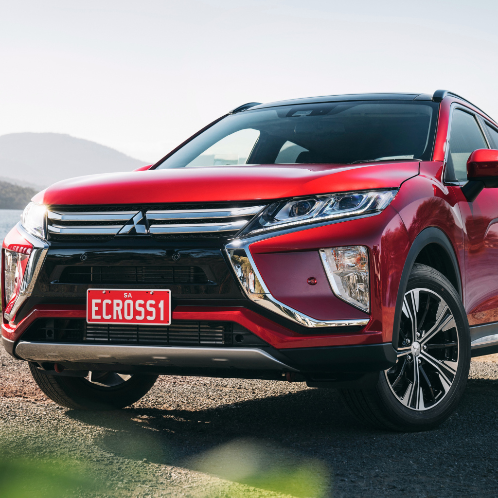 Красный внедорожник Mitsubishi Eclipse Cross Exceed, 2018 на фоне океана