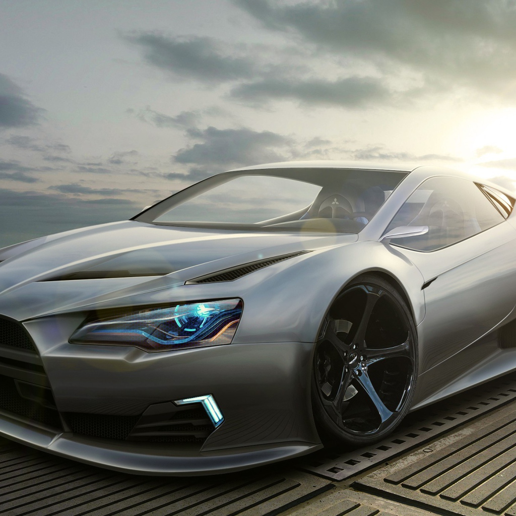 Серебристый автомобиль Mitsubishi в лучах солнца 