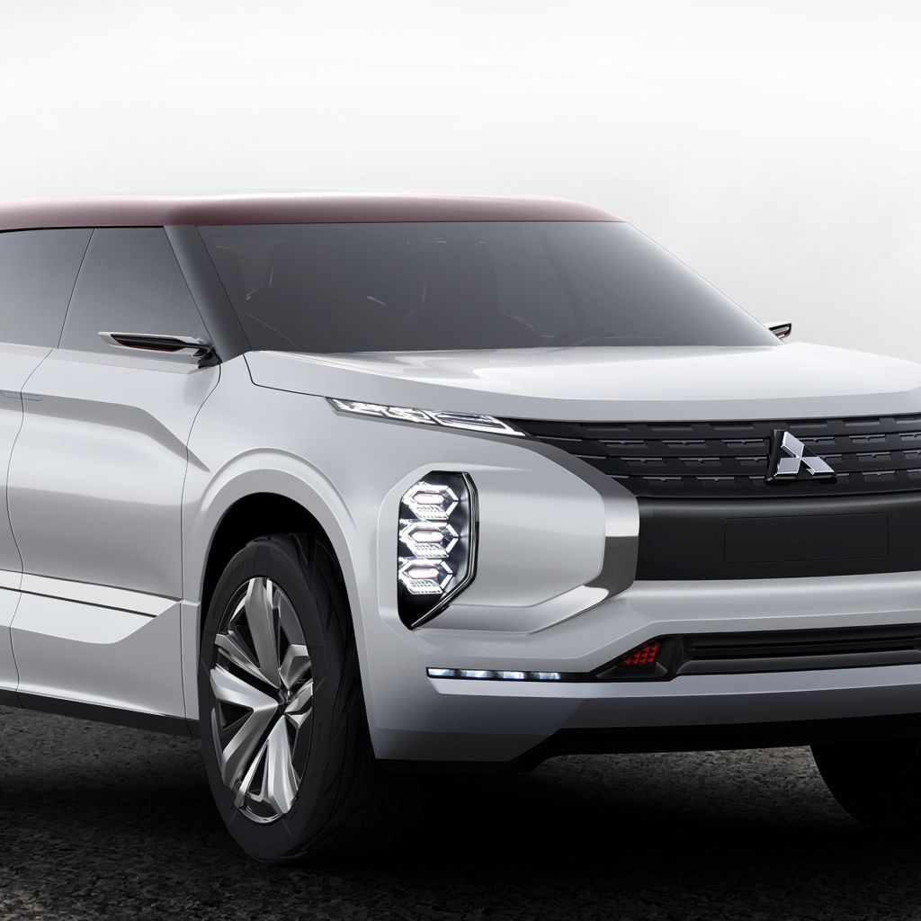 Серебристый внедорожник  Mitsubishi GT-PHEV