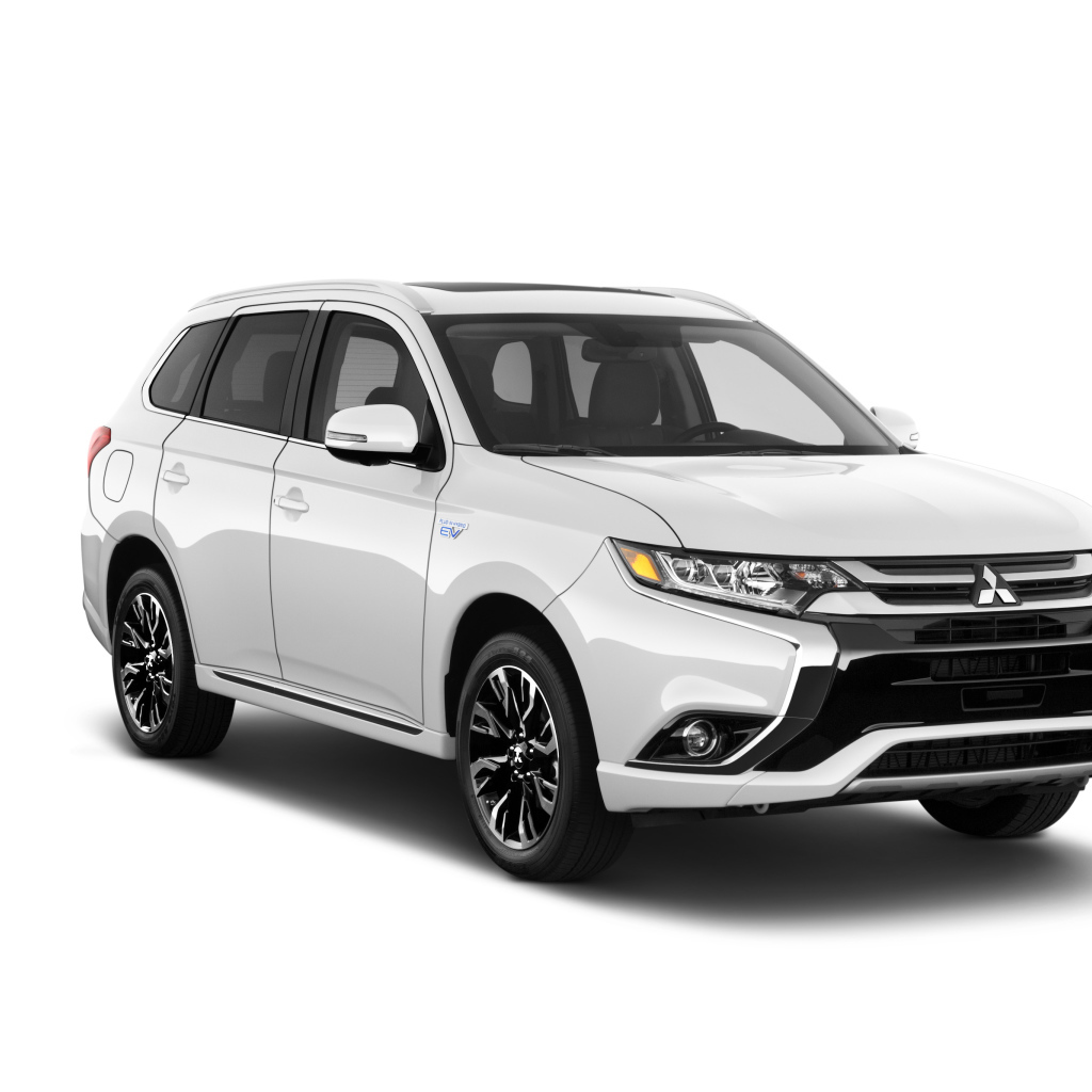Белый компактный кроссовер Mitsubishi Outlander, 2018