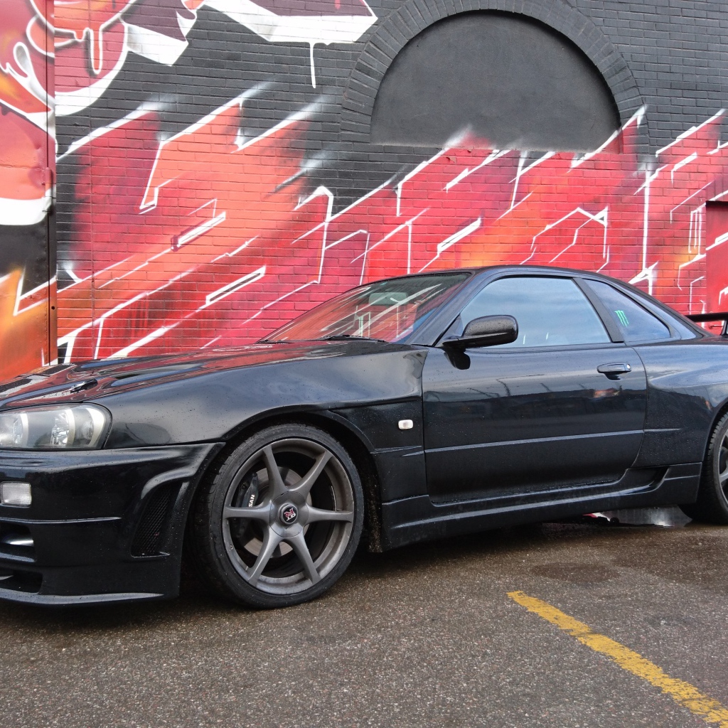 Черный автомобиль Nissan Skyline GT-R R34 