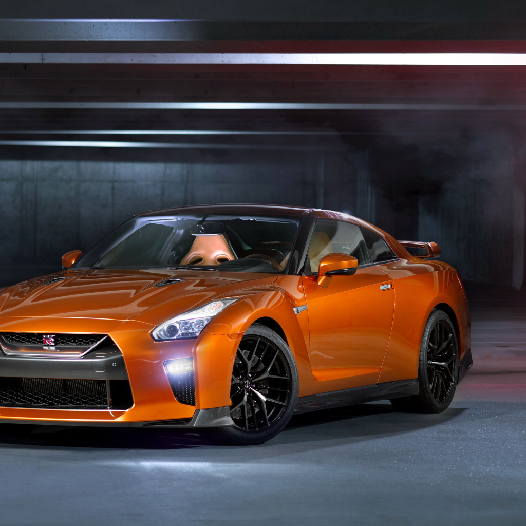 Быстрый спортивный автомобиль Nissan GT-R оранжевого цвета