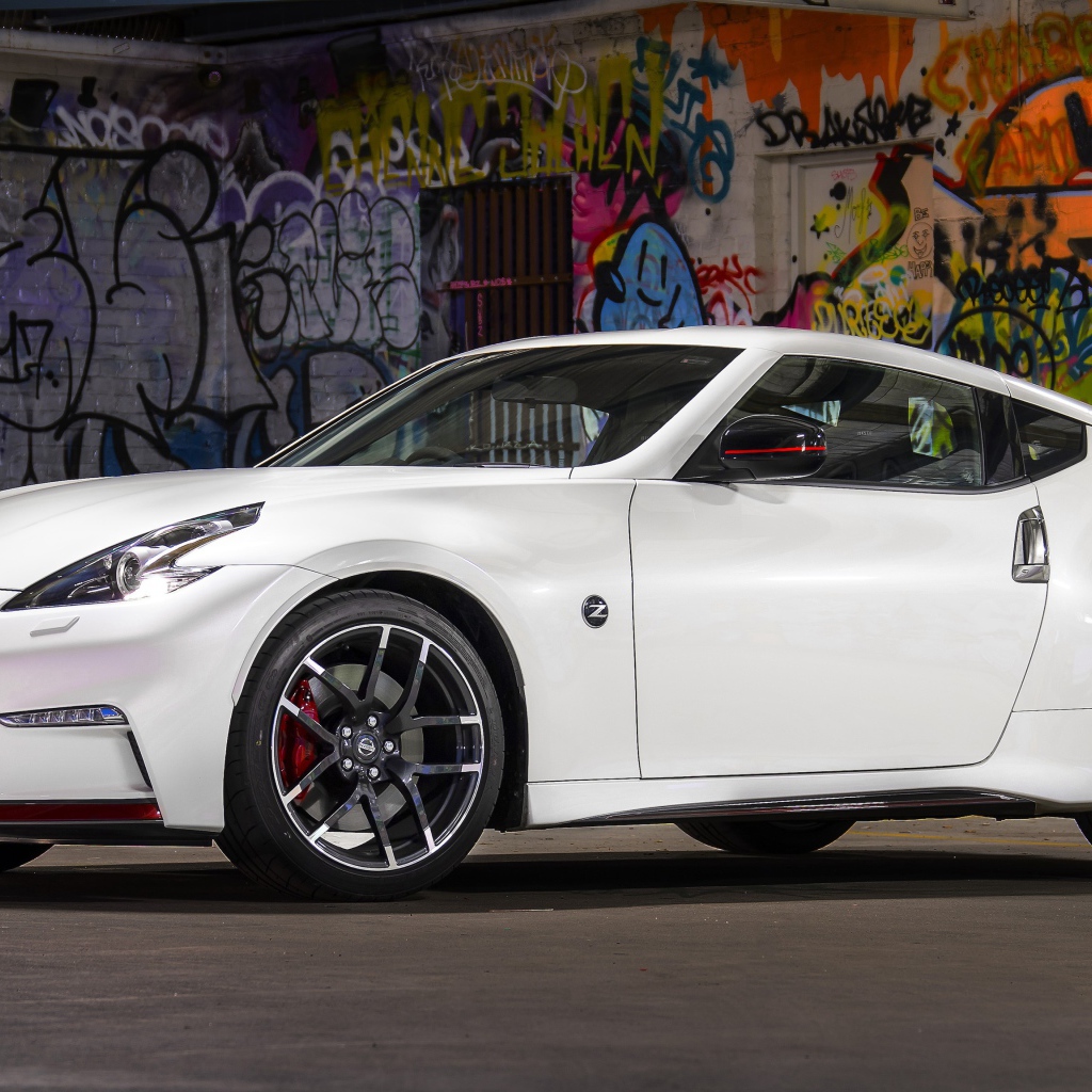 Стильный белый автомобиль Nissan 370z Nismo, 2018