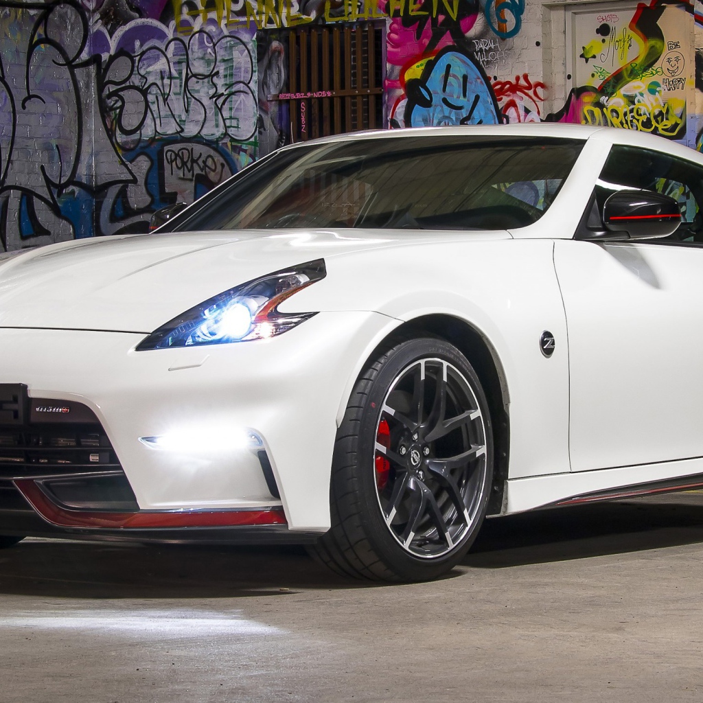 Белый автомобиль Nissan 370Z Nismo, 2017