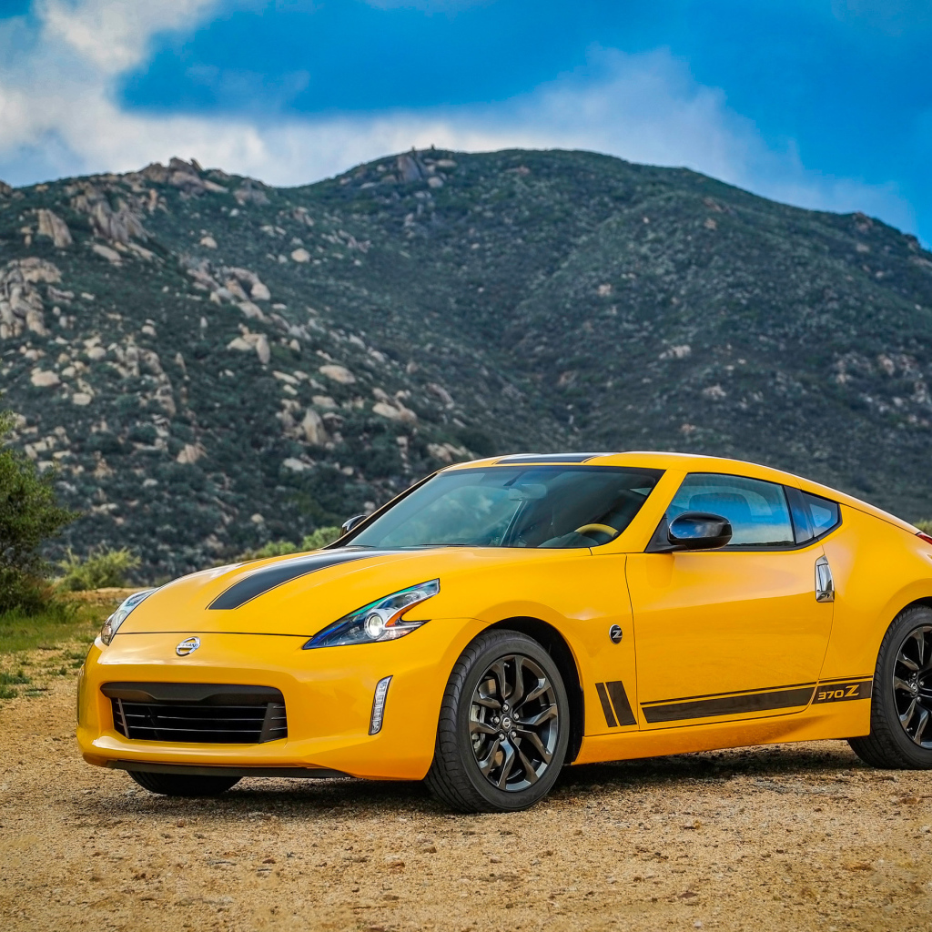 Желтый автомобиль Nissan 370Z Heritage Edition, 2018 на фоне гор