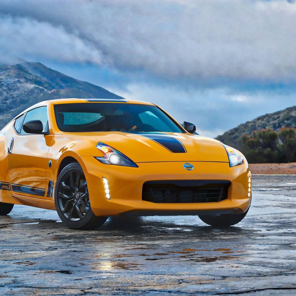 Желтый спортивный автомобиль Nissan 370Z Heritage Edition, 2018