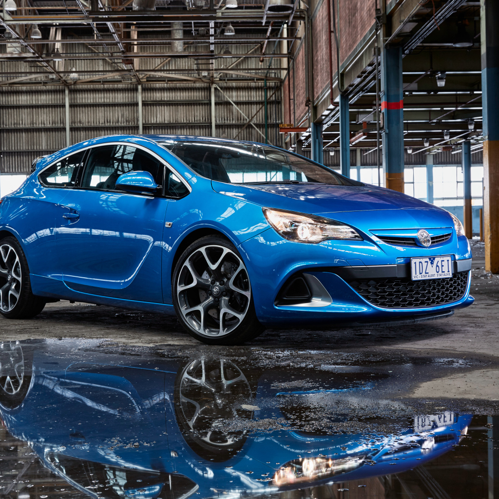 Синий стильный автомобиль Opel Astra 