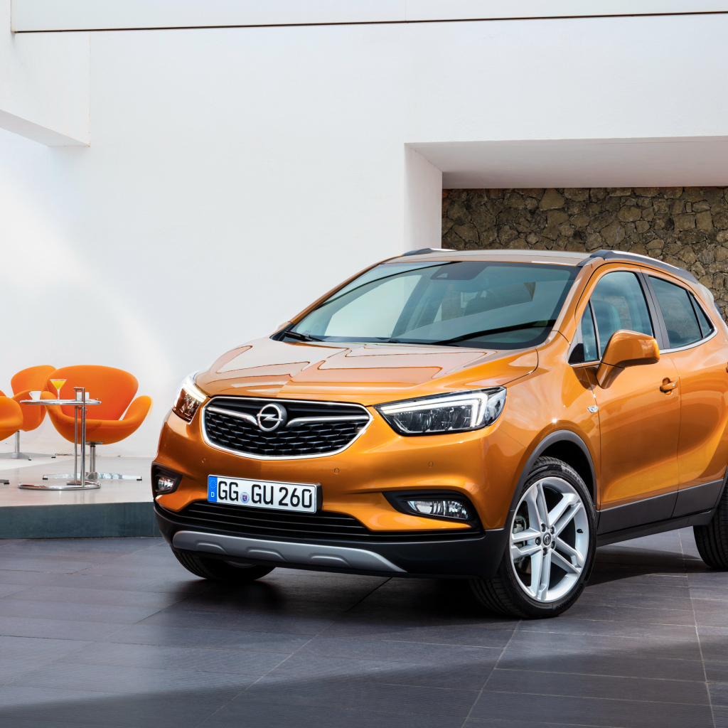Оранжевый автомобиль кроссовер Opel Mokka