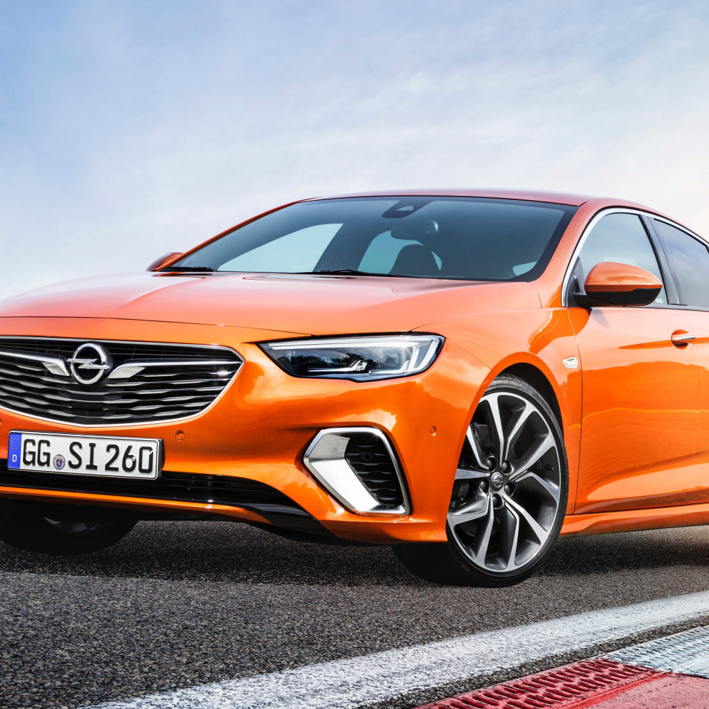 Стильный оранжевый автомобиль Opel Insignia GSi, 2018