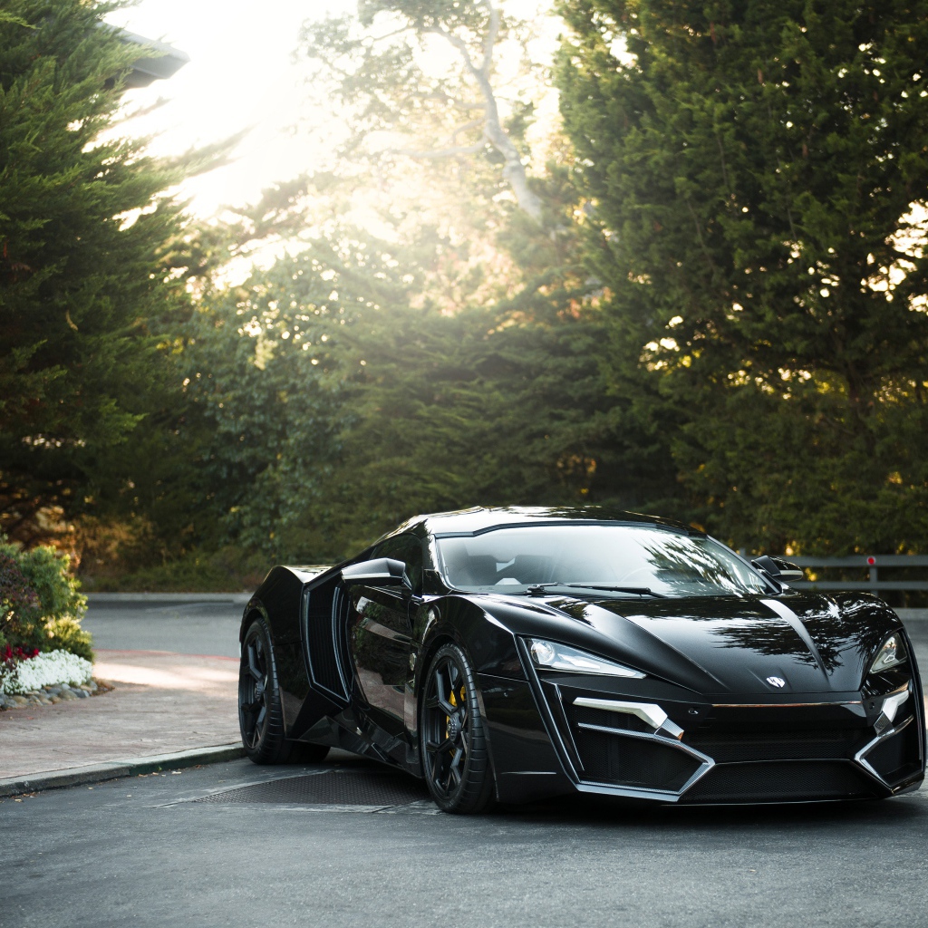 Черный спортивный автомобиль Lykan HyperSport