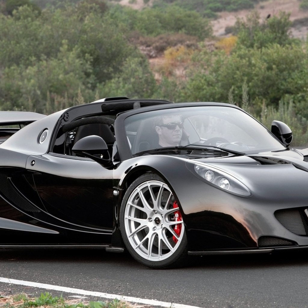 Черный спортивный суперкар Hennessey Venom GT на трассе