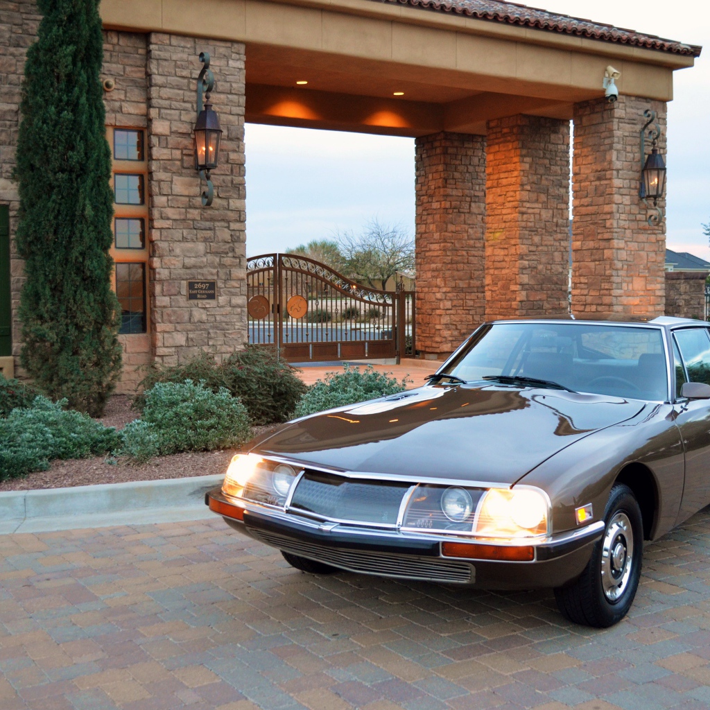 Автомобиль  Citroy с включенными фарами