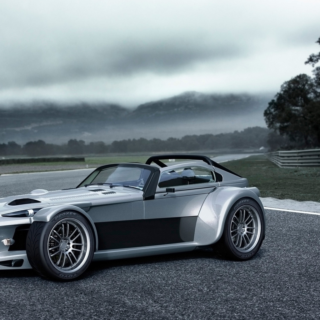 Спортивный серебристый автомобиль Donkervoort D8 GTO-RS на трассе