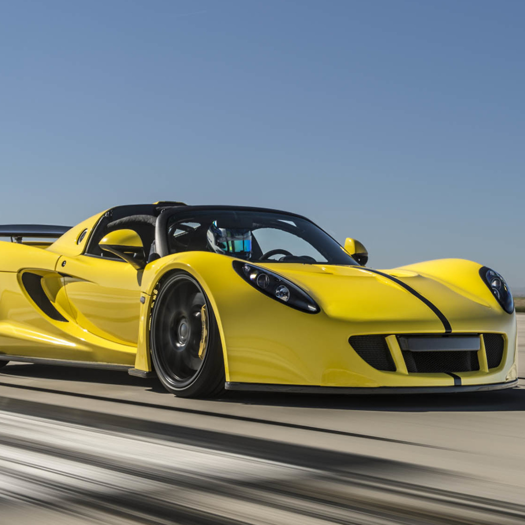 Желтый спортивный автомобиль Hennessey Venom GT на трассе