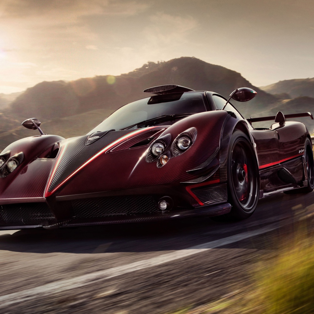 Бордовый суперкар Pagani Zonda Fantasma Evo, 2017 на фоне солнца