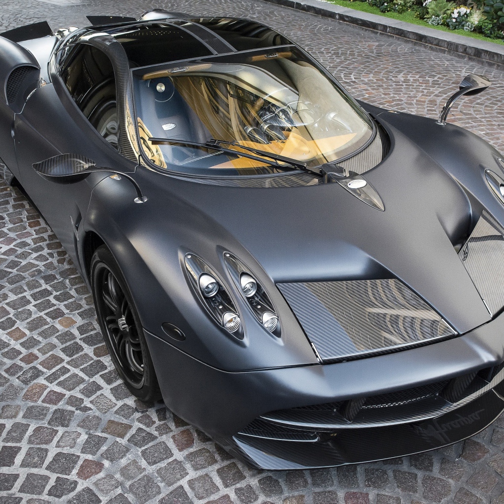 Серебристый автомобиль Pagani Huayra 