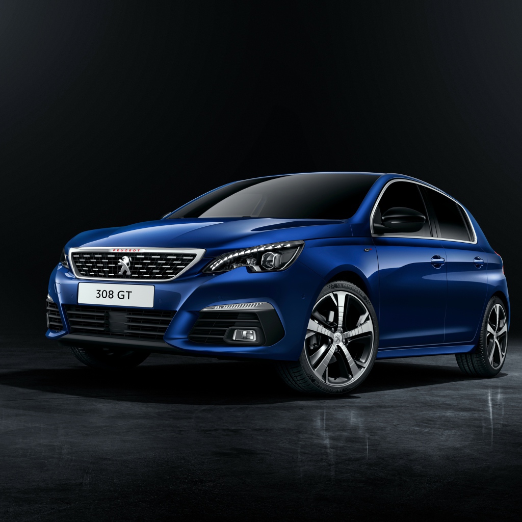 Автомобиль Peugeot 308 синего цвета