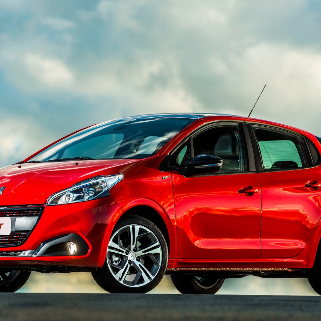 Красный автомобиль хэтчбек  Peugeot 208 GT