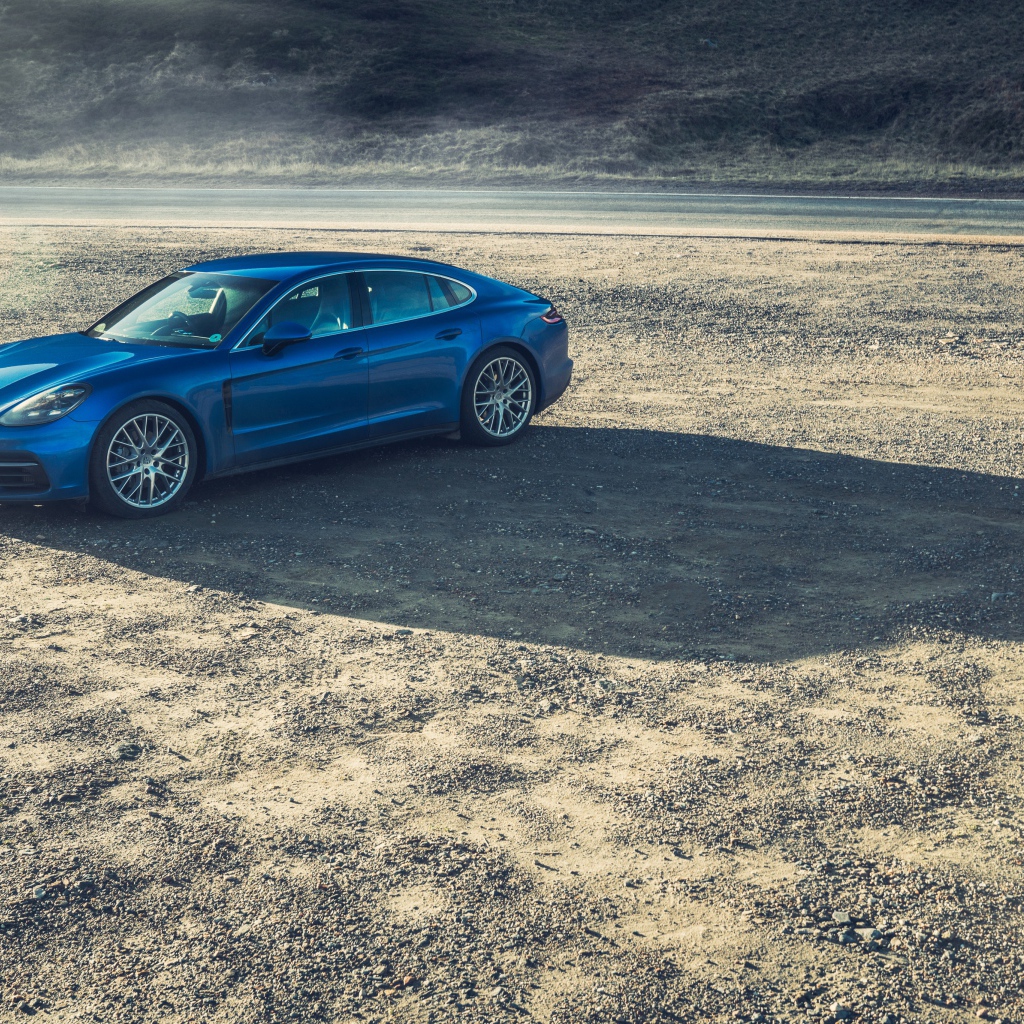 Голубой автомобиль Porsche Panamera Turbo