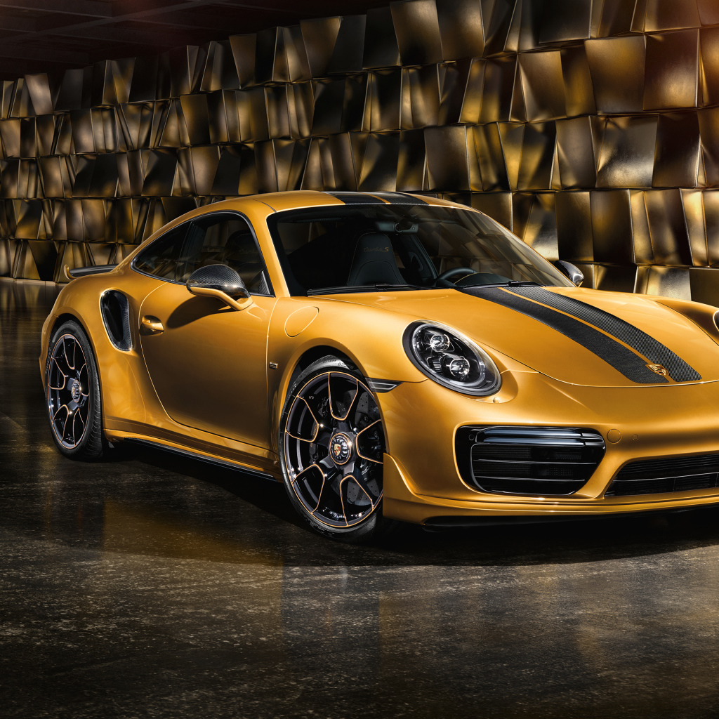 Золотистый автомобиль Porsche 911 Turbo S Exclusive Series