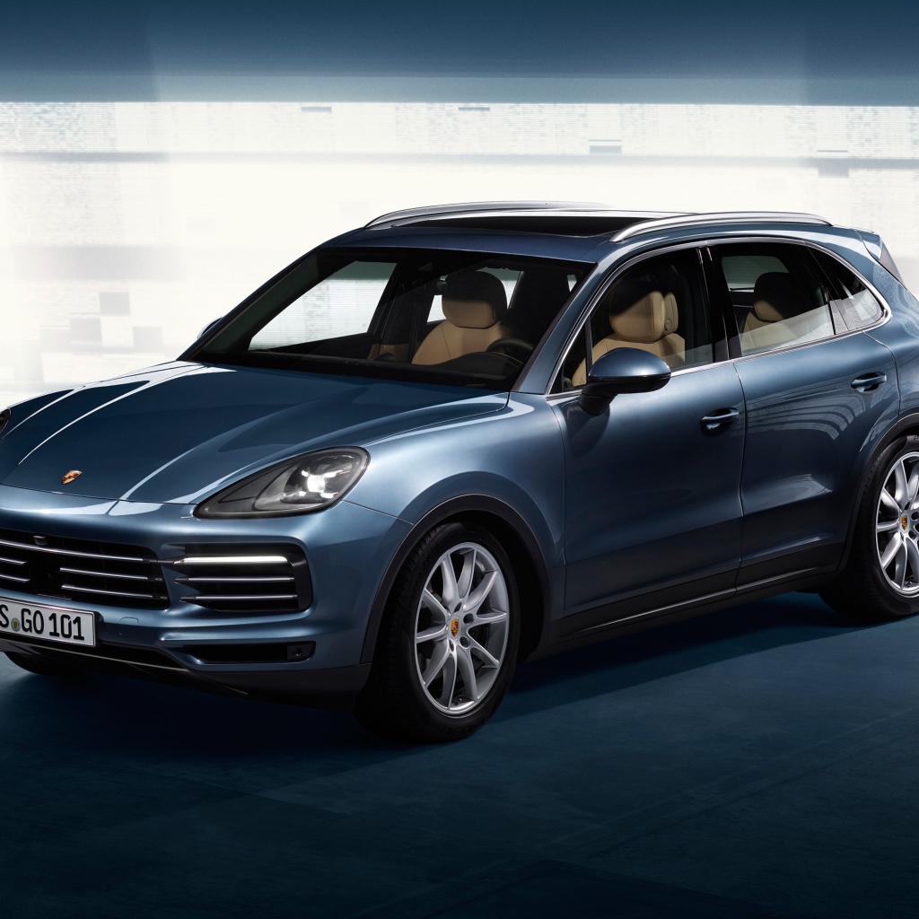 Презентация стильного синего внедорожника Porsche Cayenne, 2018