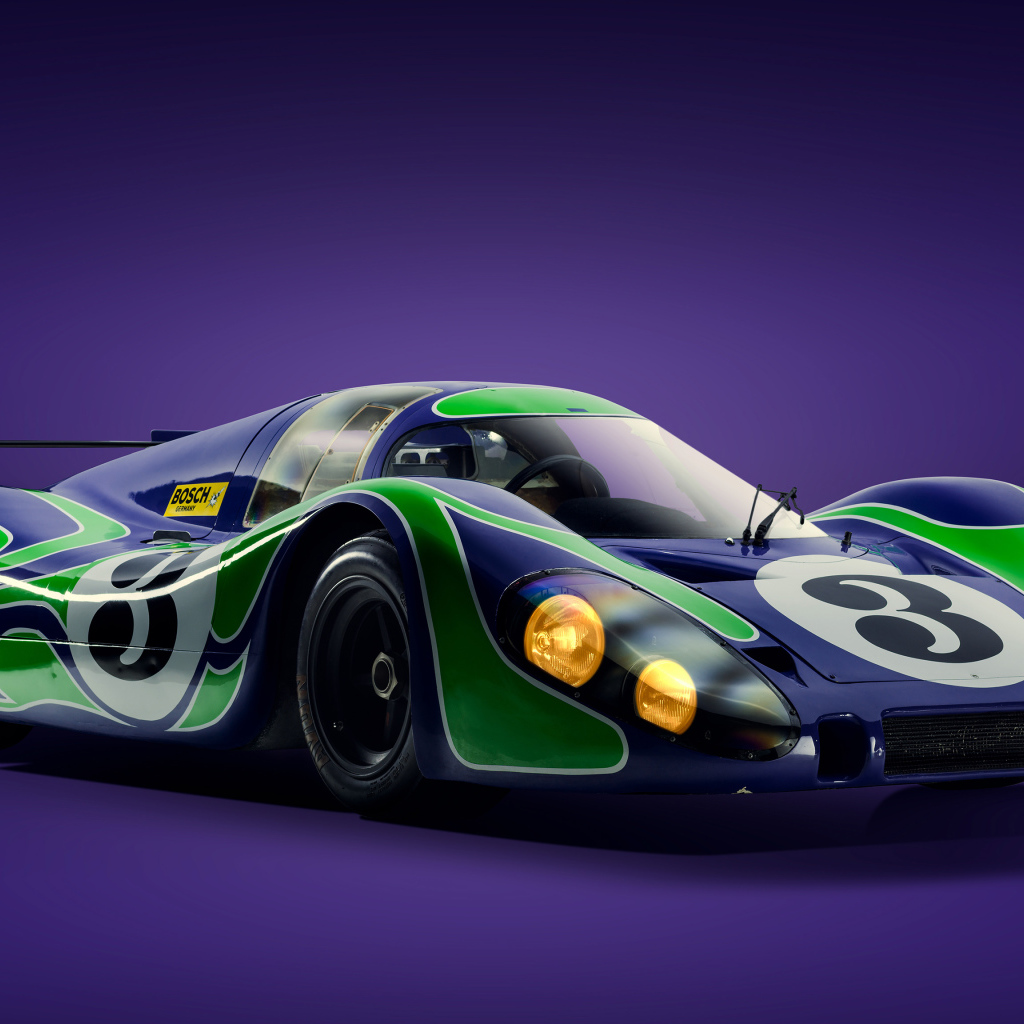 Гоночный автомобиль Porsche 917 Langheck на сиреневом фоне 