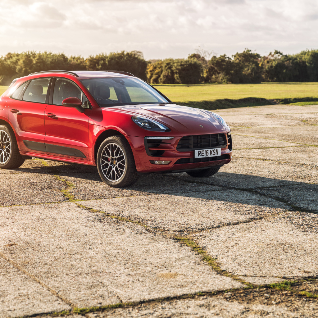 Красный внедорожник Porsche Macan
