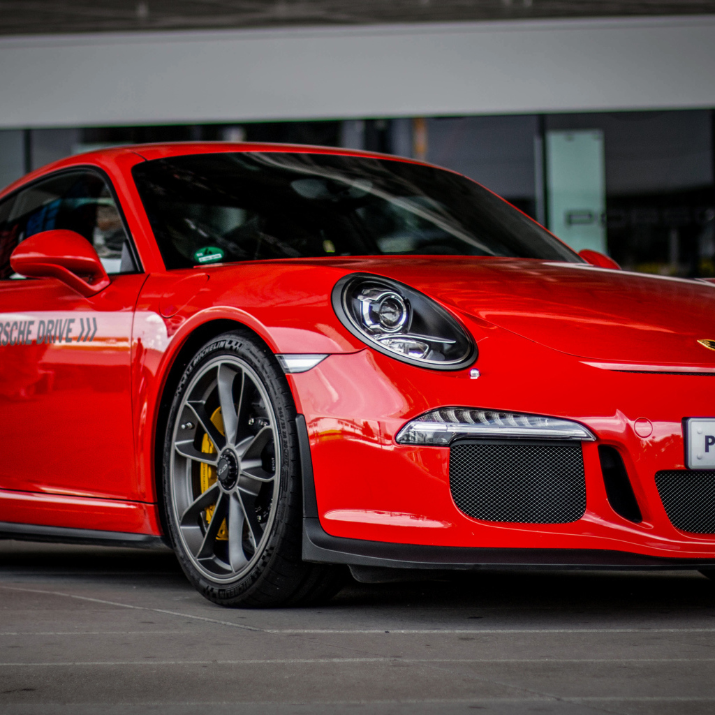 Красный спортивный автомобиль Porsche Drive Supercar