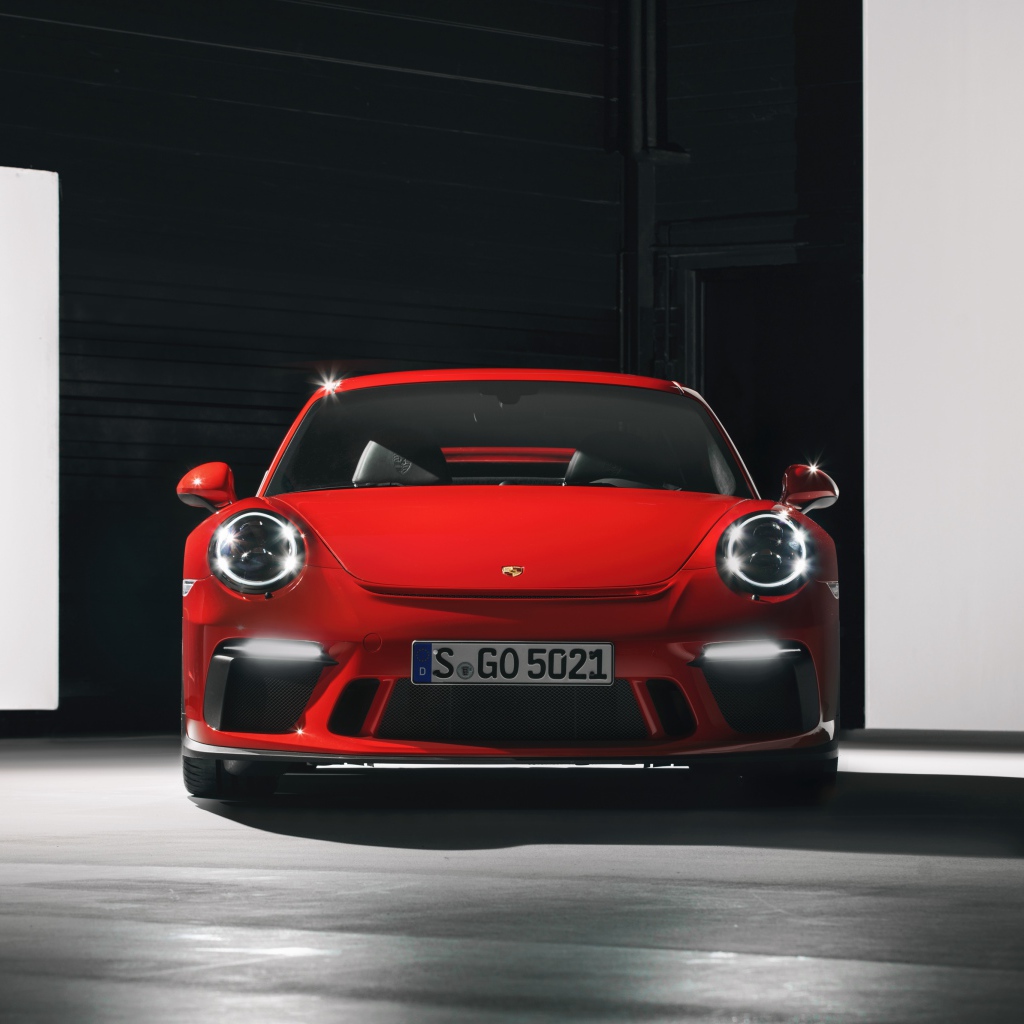 Красный автомобиль Porsche 911 GT3 