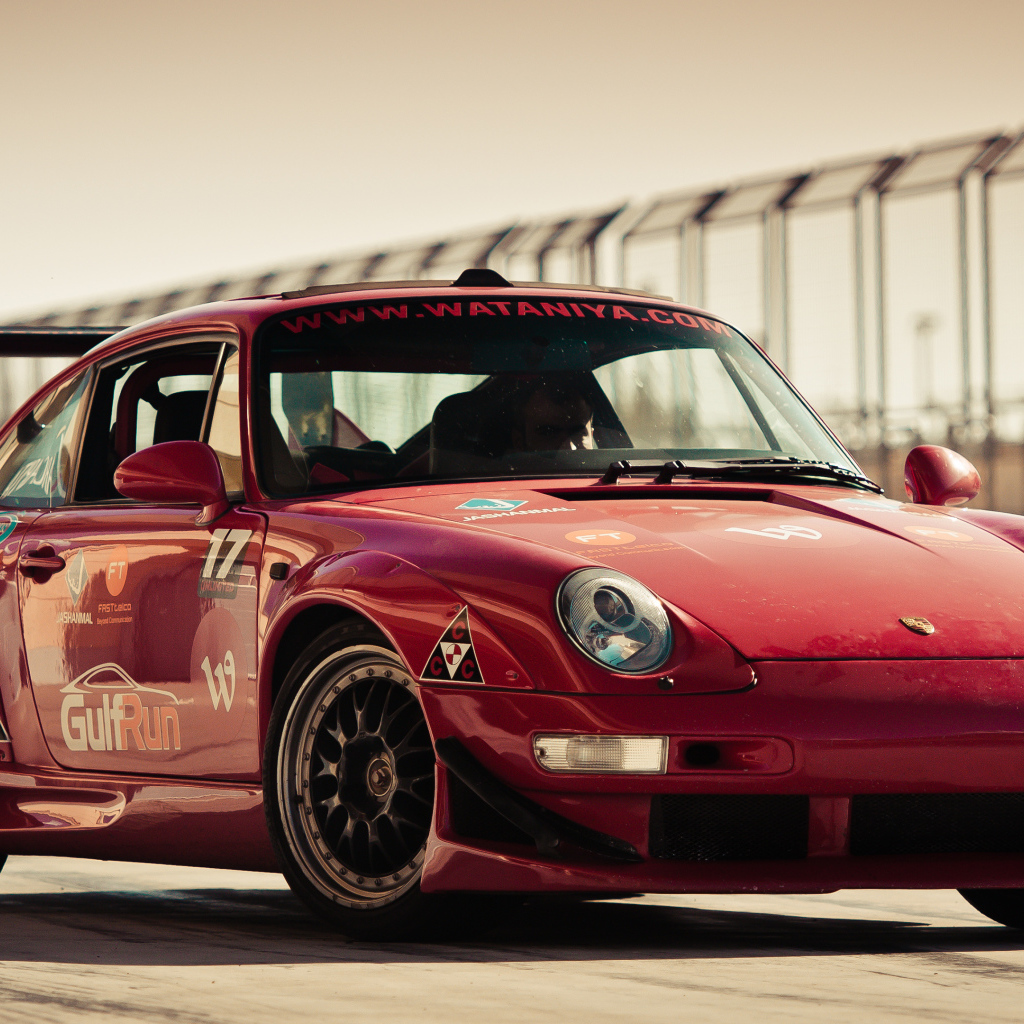 Красный спортивный автомобиль Porsche