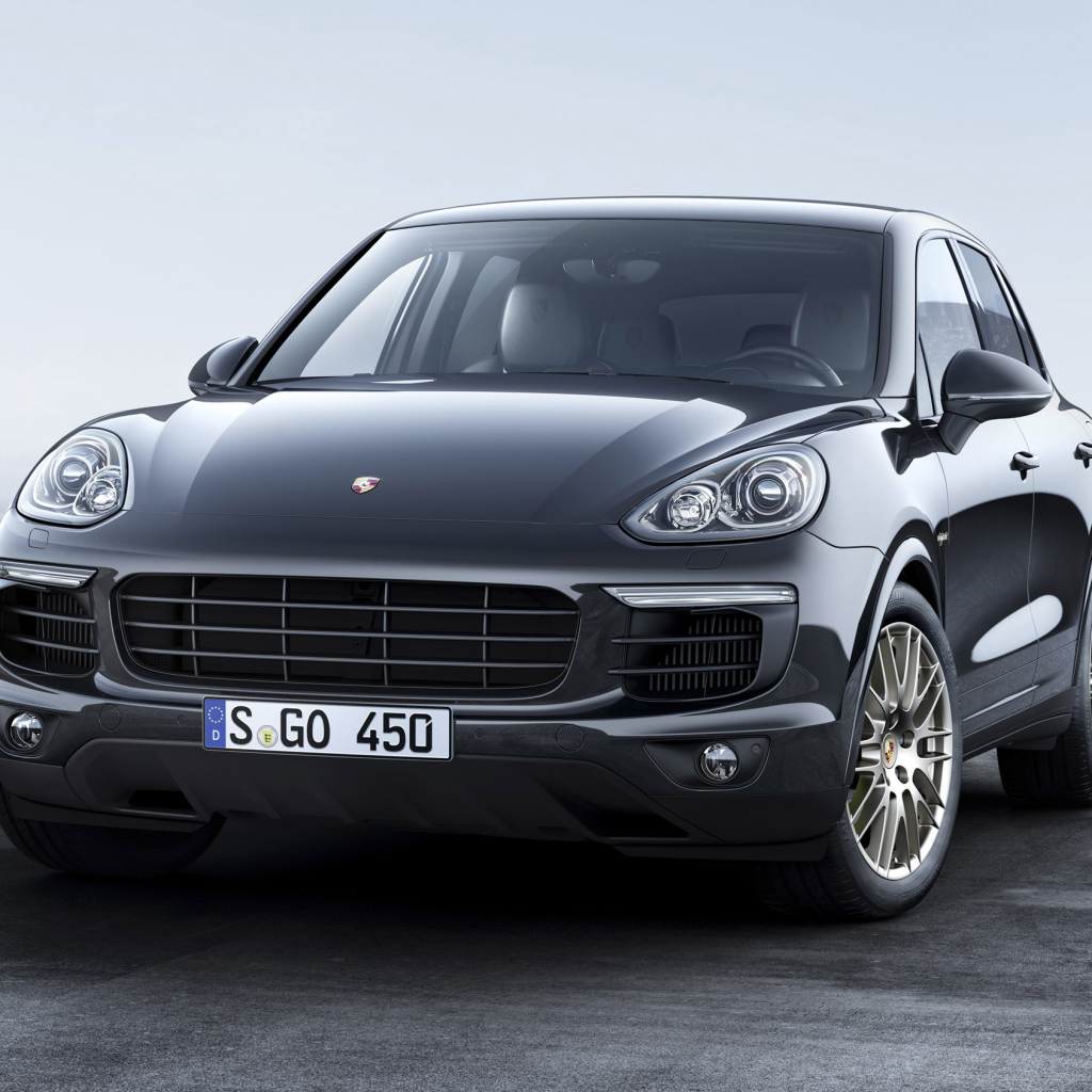 Серебристый автомобиль  Porsche Cayenne, 2017 