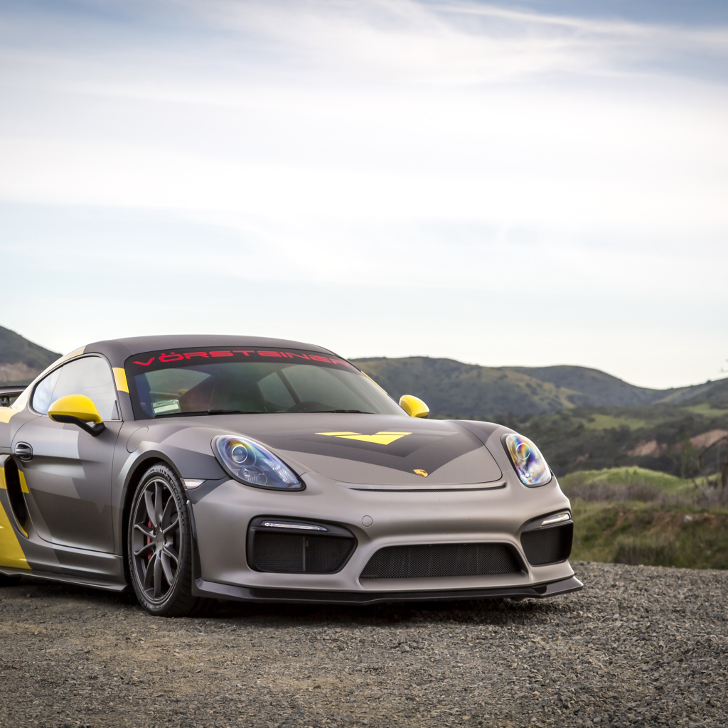 Серебристый спортивный автомобиль Porsche Cayman GT4 