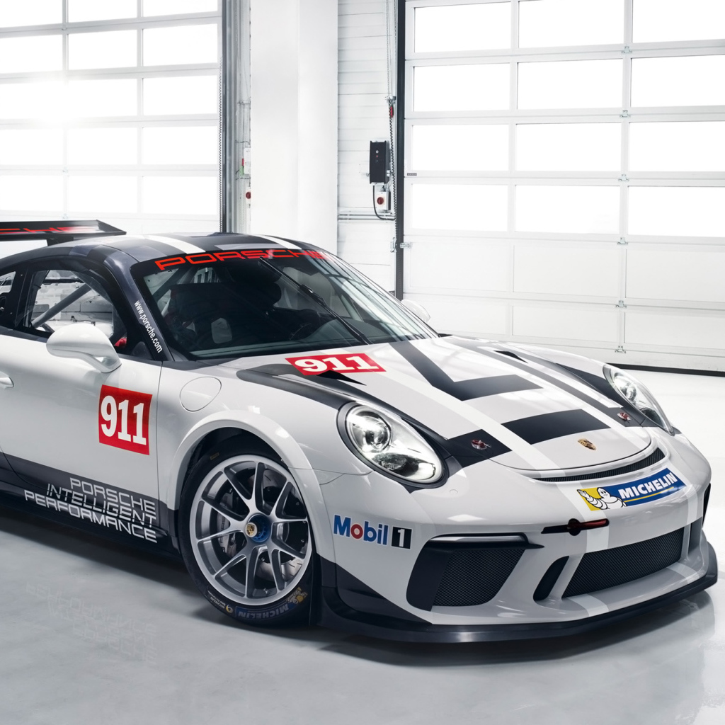 Спортивный автомобиль Porsche 911 GT3 в гараже
