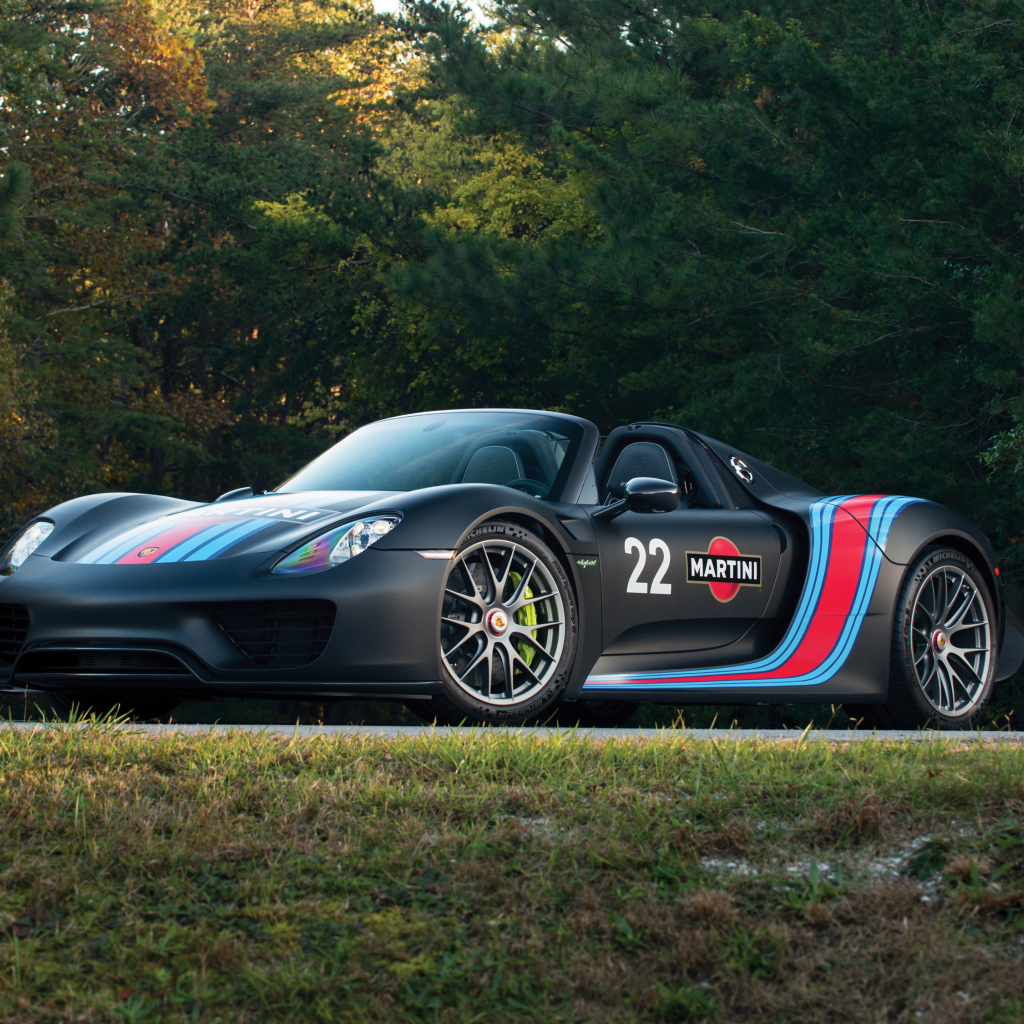 Спортивный автомобиль Porsche 918 Spyder Weissach Package с логотипом Martini Racing 