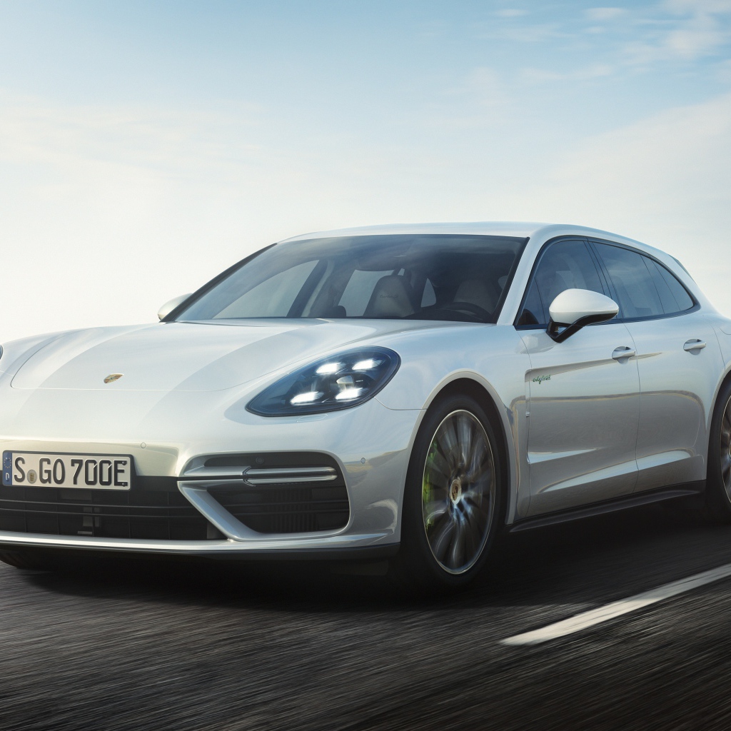 Белый внедорожник Porsche Panamera Turbo S E-Hybrid Sport Turismo, 2018 на трассе