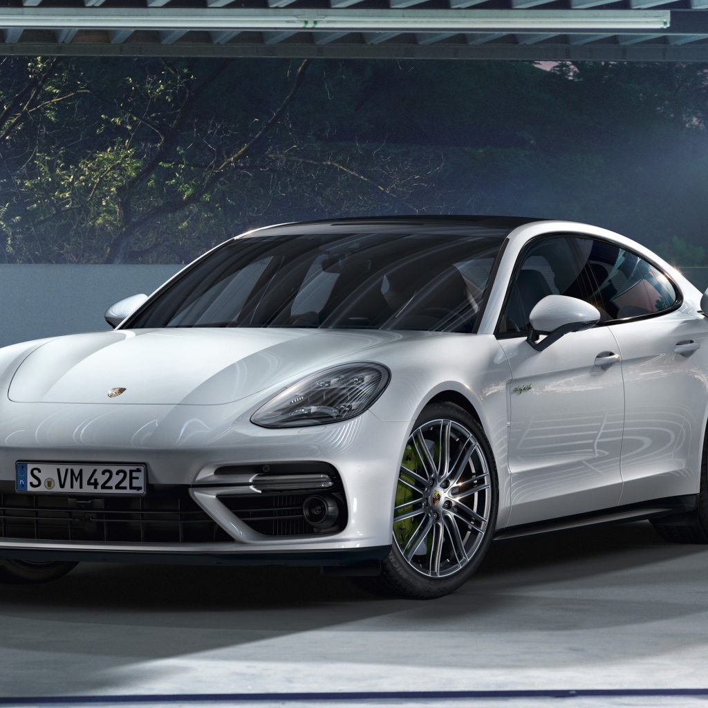 Белый новый автомобиль Porsche Panamera Turbo S E-Hybrid, 2018
