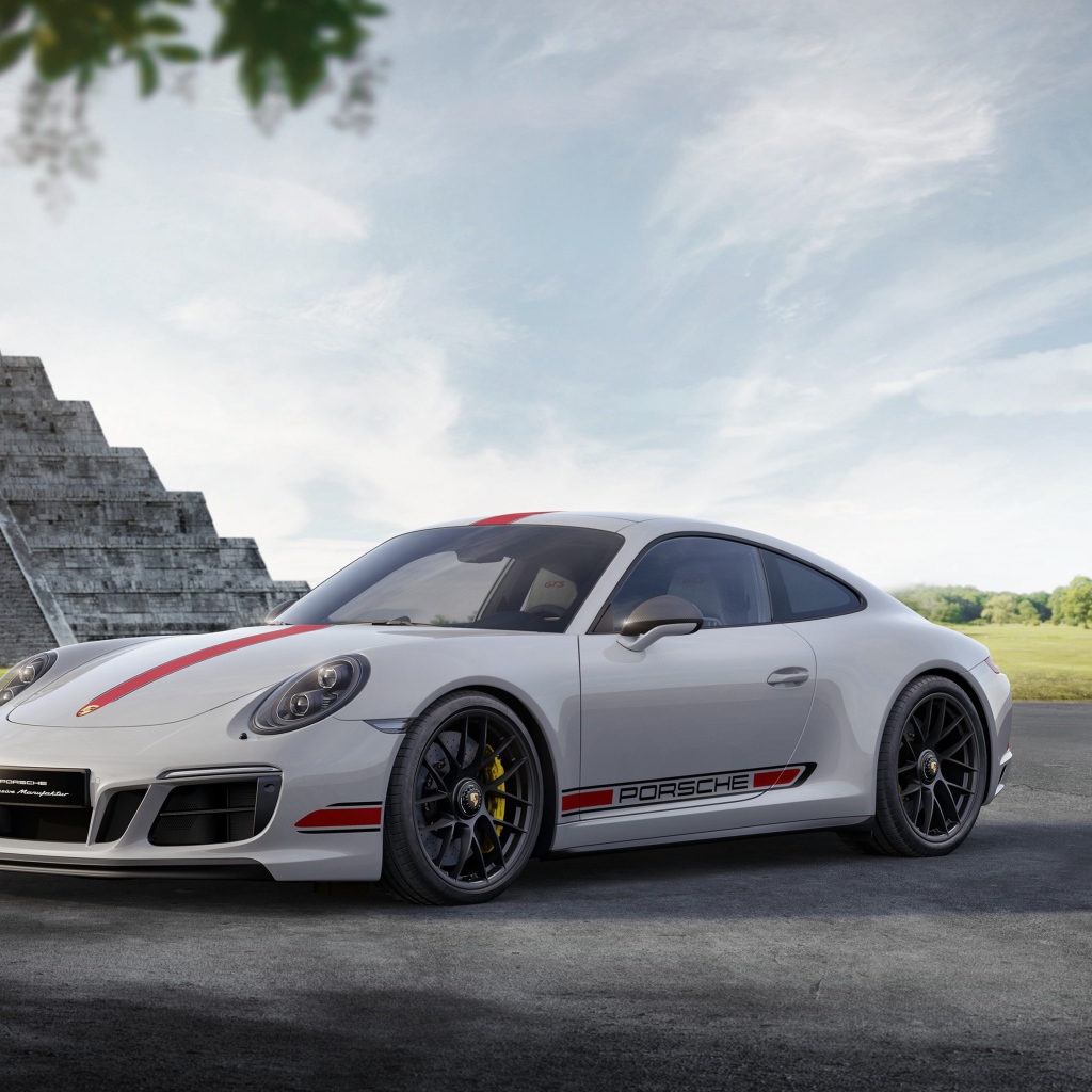 Белый спортивный автомобиль Porsche 911 Carrera GTS, 2017