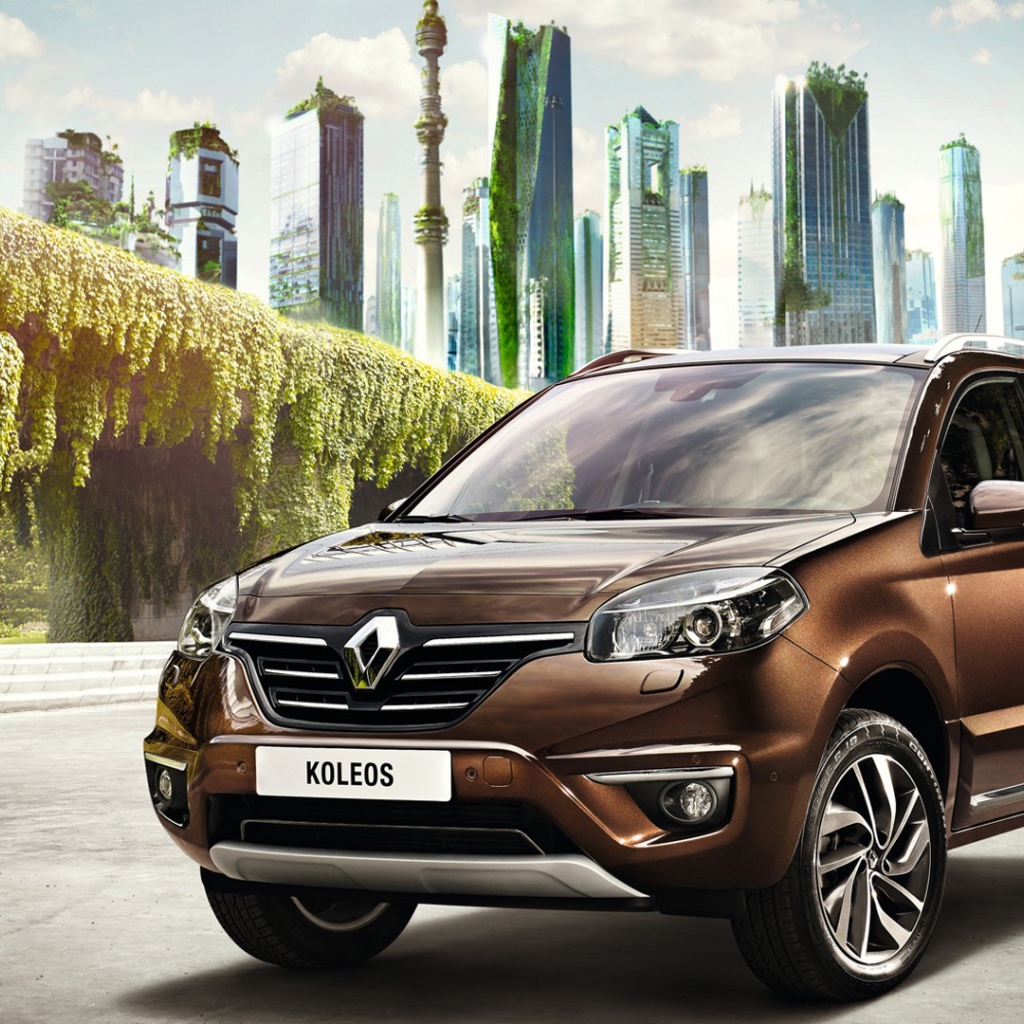 Коричневый автомобиль Рено Колеос на фоне города 