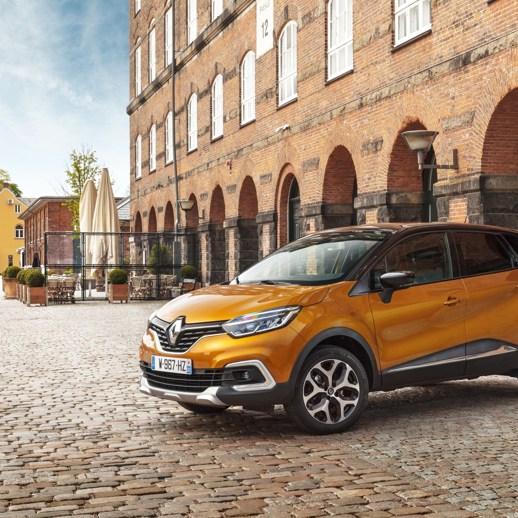 Автомобиль Renault Captur Worldwide, 2017  цвет оранжевый металлик