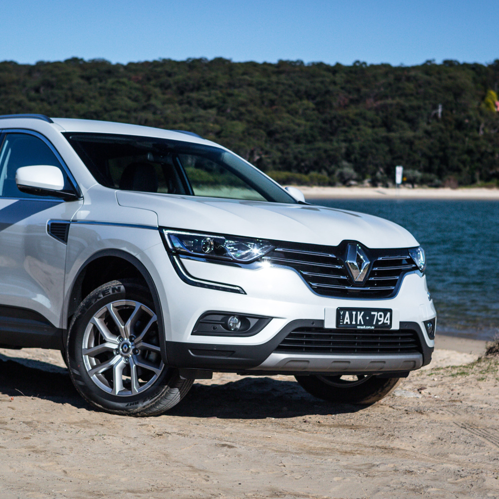 Белый автомобиль Renault Koleos у водоема