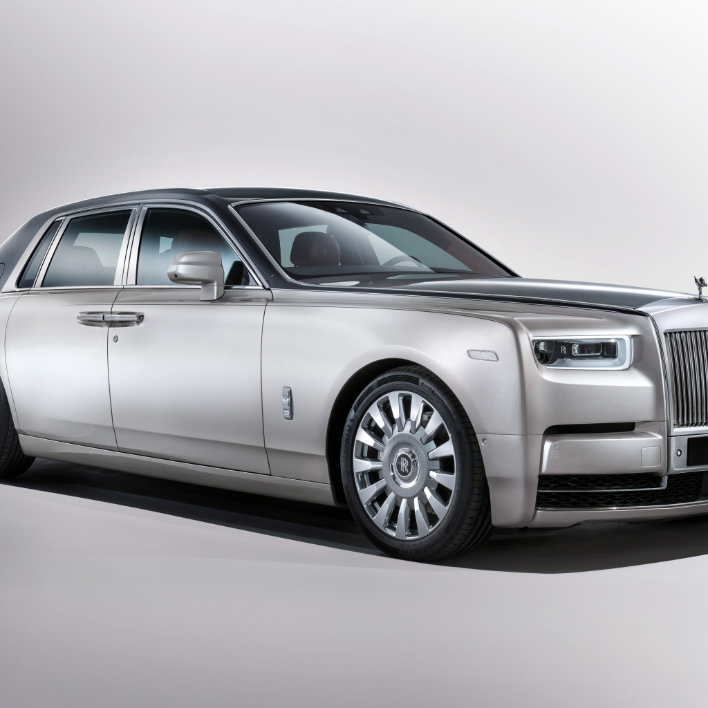 Серебристый автомобиль  Rolls Royce Phantom, 2017