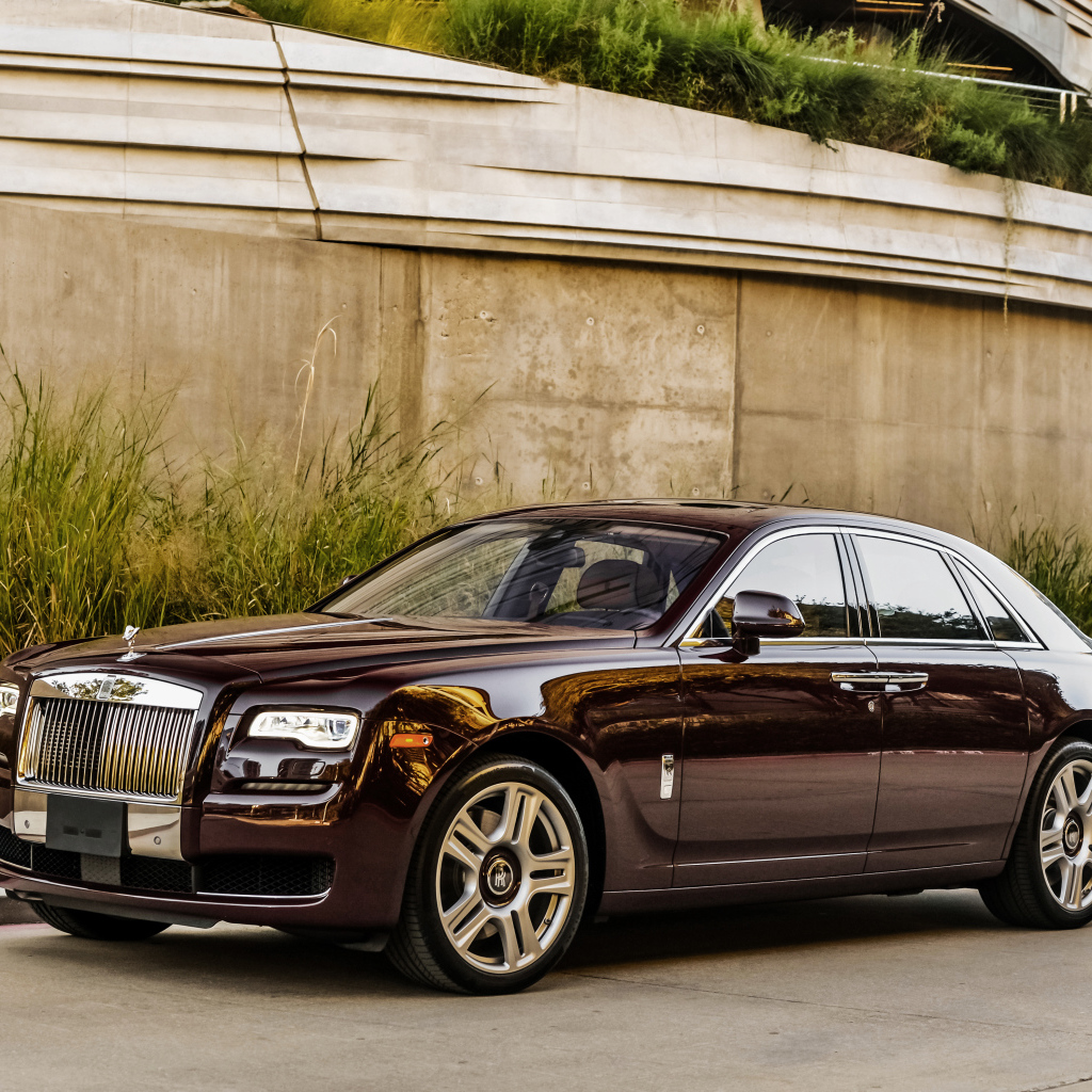Стильный черный автомобиль Rolls Royce Ghost